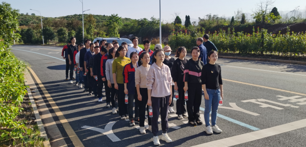 我司精英训练营开展20公里户外徒步活动